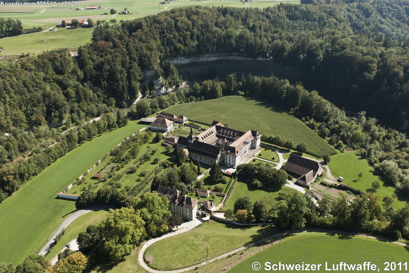 Zisterzienserabtei 'Abbaye de Hauterive' (Position: 2'575'526.80, 1'179'357.35) am Ufer der Sarine. Gründung des Klosters um 1138. Kirche als dreischiffige romanische Basilika; markantes Beispiel der Zisterzienser-Architektur im Geiste des Ordensgründers Bernhard de Clairvaux. Blütezeit: 13. und 14. Jahrhundert.